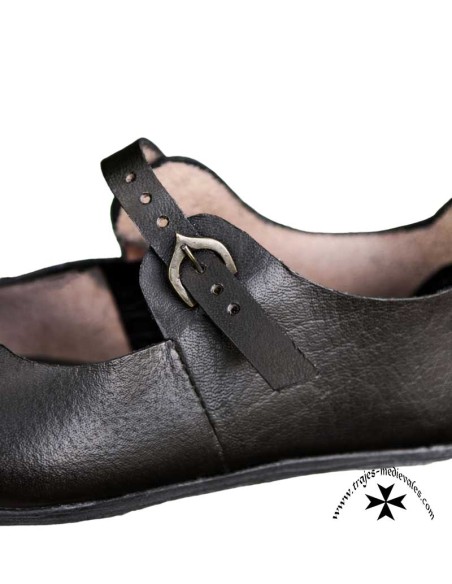 Zapato medieval de mujer con hebilla