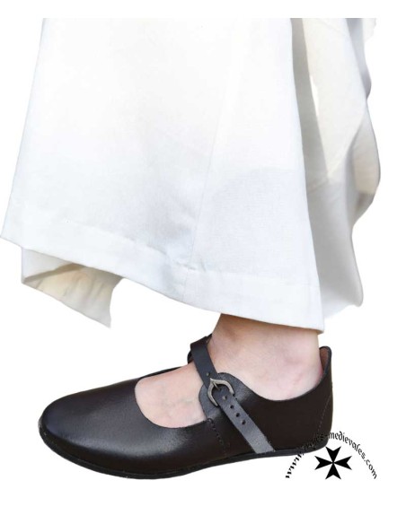 Zapato medieval de mujer con hebilla