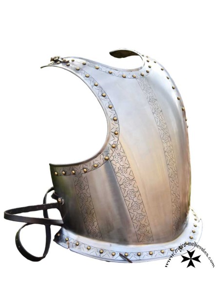 Coraza medieval de acero decorada