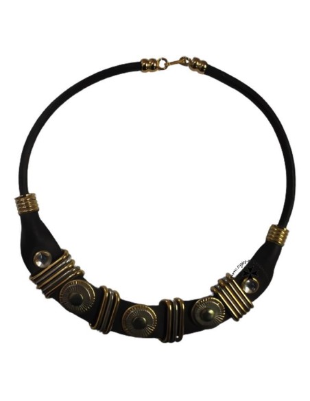 Collar de cuero, con adornos de metal.