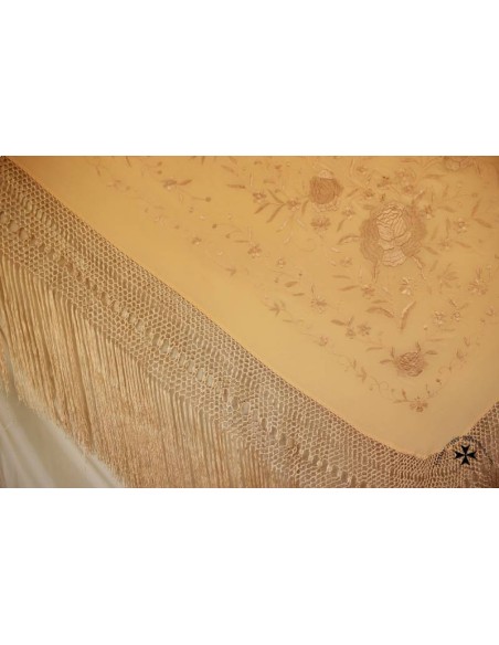 Mantón de Manila, serie 1010620N, (Beig-beig). Detalle enrejado y fleco.