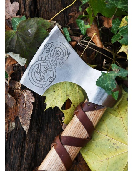 Hacha vikinga de acero fundido, tipo D, con grabado y envoltura de cuero