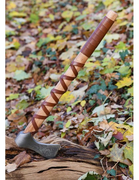 Hacha vikinga de acero fundido, tipo K, con grabado y envoltura de cuero