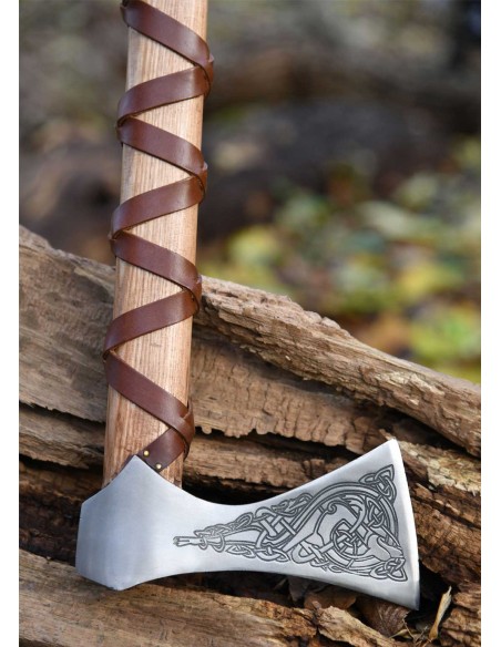 Hacha vikinga de acero fundido, tipo K, con grabado y envoltura de cuero