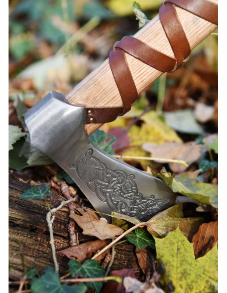 Hacha vikinga de acero fundido, tipo L, con grabado y envoltura de cuero