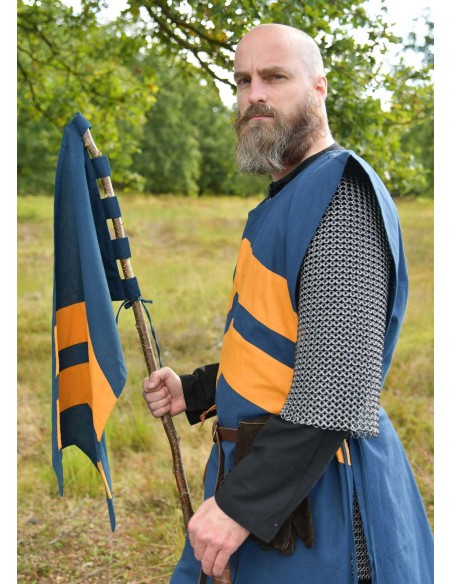 Tabardo medieval con rayas, azul y amarillo