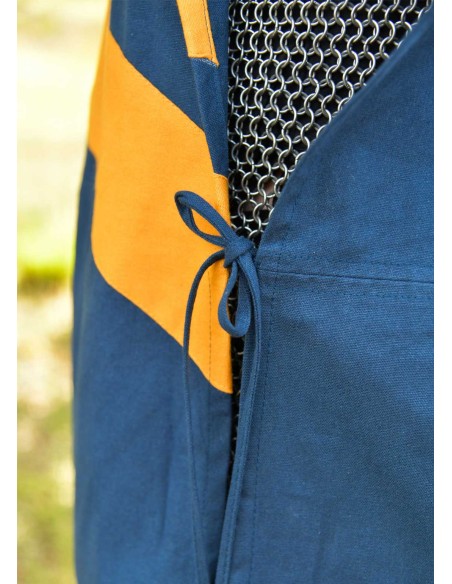 Tabardo medieval con rayas, azul y amarillo